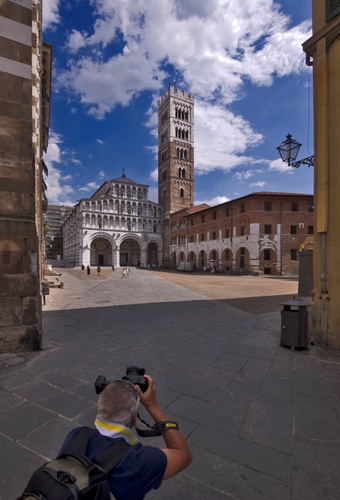 Immagine con fotografo, piazza, chiesa, nuvole, campanile, lampione, duomo, torre