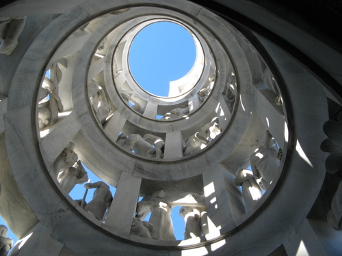 Immagine con spirale, statue, cielo, marmo, scala, blu, sculture, monumento, cupola, cerchi, bianco