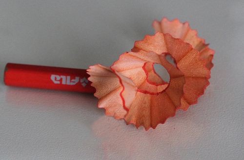 Immagine con rosso, matita, colore, bianco, fila, marca, spirale, scritta, legno, temperata, pastello, rossa, trucioli