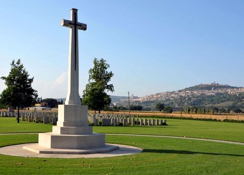 Immagine con cimitero, croce, prato, verde, alberi, lapidi, tombe, guerra, monumento