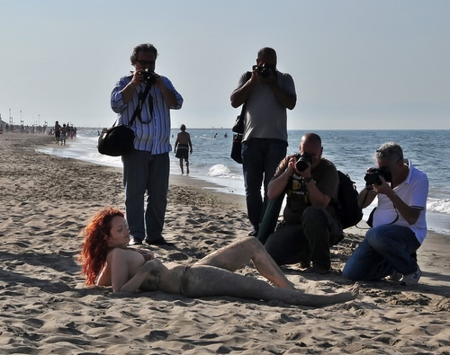Immagine con modella, mare, fotografi, sabbia, spiaggia, costume