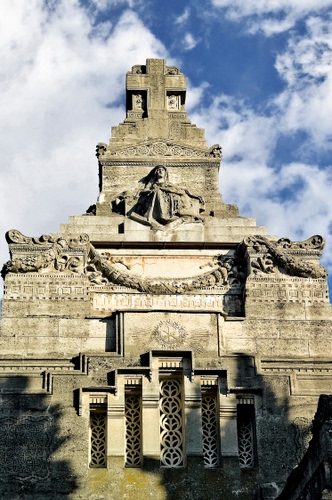 Immagine con croce, nuvole, cielo, cimitero, tomba, monumento, finestre, ombre, pietra, mausoleo, statua