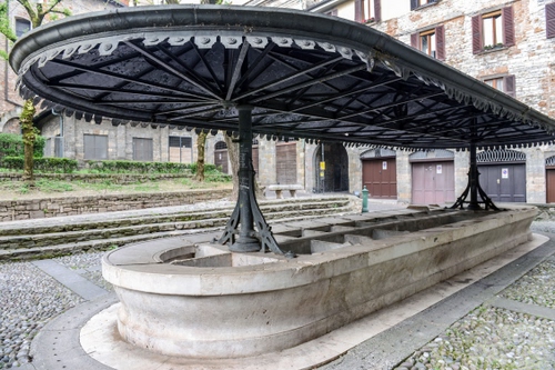 Immagine con lavatoio, tettoia, finestre, case, ferro, bergamo, vasche, metallo, pietra, vasca, copertura