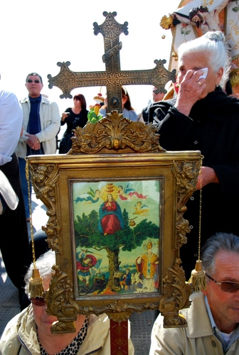 Immagine con croce, quadro, occhiali, cornice, processione, madonna, fazzoletto, nero, fedeli, donna, uomo, donne, dipinto, devozione, oro, persone