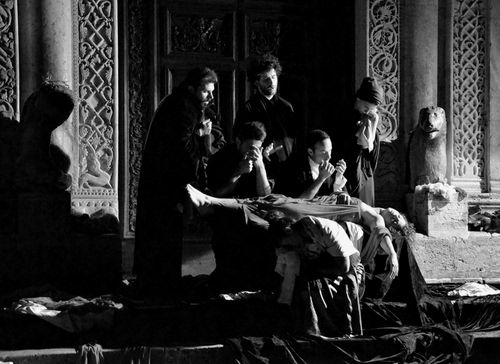 Immagine con bianconero, teatro, persone, attori, preghiera, uomini, morto, devozione, colonne, recita, chiesa