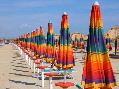 Immagine con ombrelloni, spiaggia, sabbia, ombre, colori, ombra, lettini, sdraio