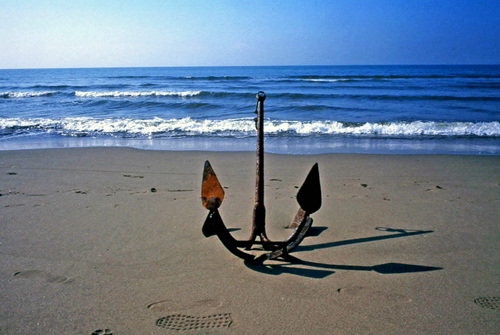 Immagine con mare, ancora, sabbia, spiaggia, onde, orma, acqua, ombra