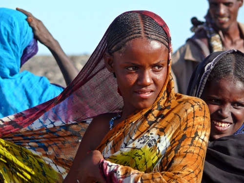 Immagine con donne, velo, sorriso, capelli, trecce, donna, nero, colori, viso, treccine, vestiti, occhi, africa