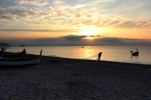 Immagine con tramonto, mare, barche, spiaggia, nuvole, sole, sabbia
