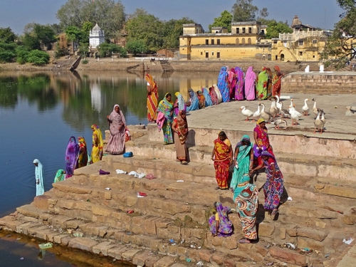 Immagine con donne, fiume, oche, acqua, colori, scale, gradini, indiane, scalinata
