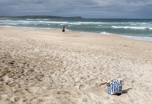 Immagine con mare, spiaggia, sabbia, onde, borsa, acqua, donna