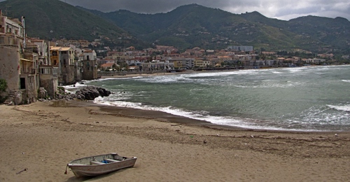 Immagine con mare, barca, spiaggia, sabbia, panorama, montagne, paese, case
