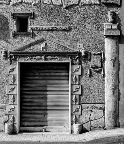 Immagine con colonna, serranda, bianconero, finestra, saracinesca, porta, simboli, decorazioni, statua, triangolo