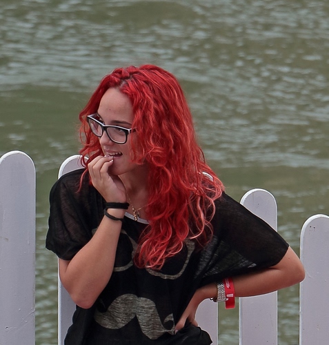 Immagine con occhiali, donna, capelli, rossa, rosso, ragazza, orologio