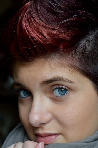 Immagine con occhi, capelli, bocca, viso, ritratto, naso, celeste, ragazza, labbra, donna, sguardo