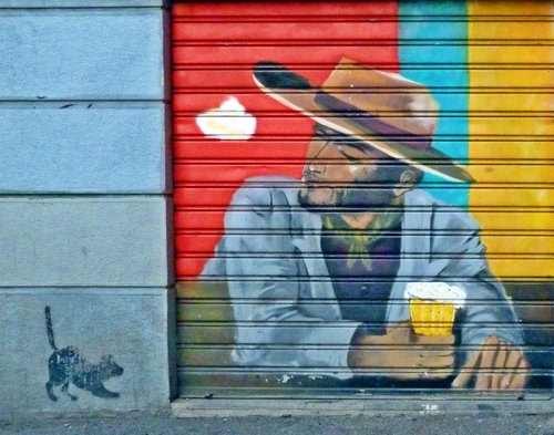 Immagine con serranda, gatto, cappello, disegno, birra, bicchiere, colori