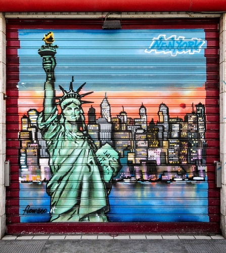 Immagine con serranda, statua, libertà, grattacieli, disegno, dipinto, murales