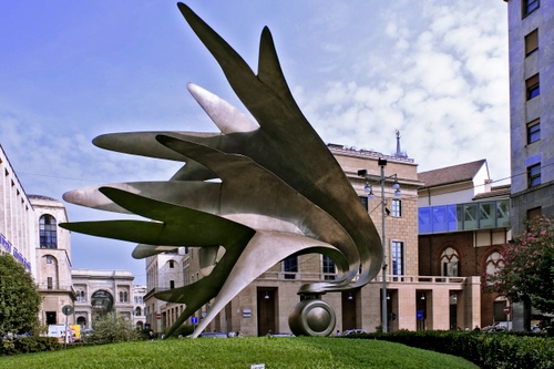 Immagine con monumento, palazzi, prato, cielo, carabinieri, aiuola, arma, verde, piazza, case, fiamma