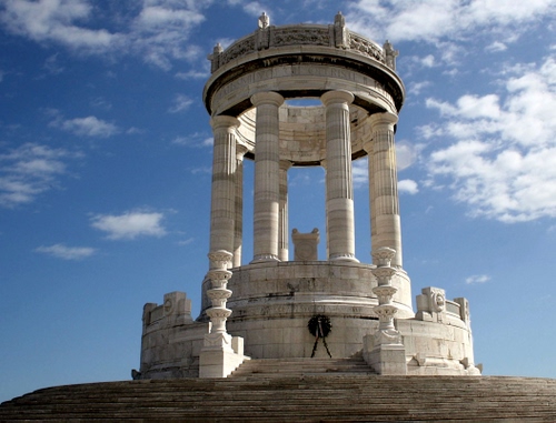 Immagine con colonne, corona, nuvole, monumento, cielo, scalinata, bianco, azzurro, scalini, marmo, scala, rotondo, tempio, tempietto, altare, gradini