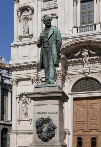 Immagine con statua, portone, balcone, monumento, corona, scrittore, manzoni, piedistallo, colonne, bronzo, arco, finestra, scultura, edificio, statue, chiesa