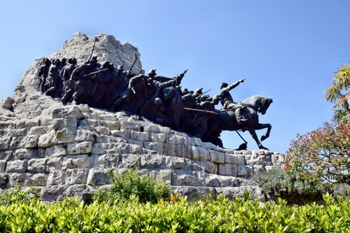 Immagine con cavallo, monumento, verde, cielo, piante, pietre, azzurro, soldati, statue, cavaliere, statua, pietra, siepe, prato, sculture, scultura