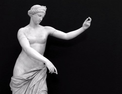 Immagine con statua, donna, mani, marmo, braccia, bianco, nero, bianconero, una, scultura