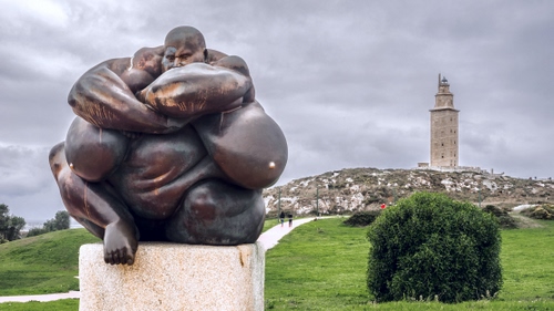 Immagine con monumento, statua, torre, prato, verde, panorama, faro, albero, campanile, pianta