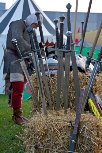 Immagine con spade, paglia, tenda, medioevo, figurante, soldato, guerriero, costume, corazza