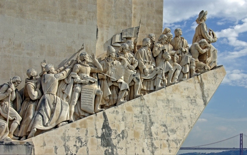 Immagine con monumento, nuvole, marmo, ponte, cielo, statue, muro