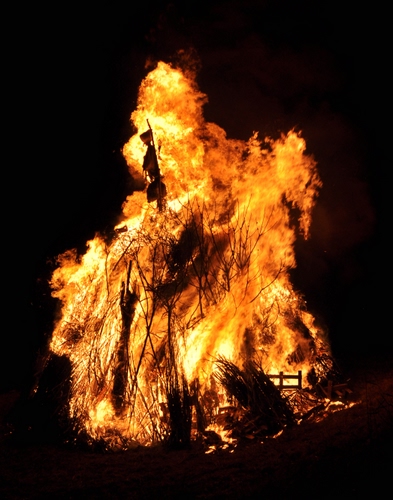 Immagine con fuoco, fiamme, nero, giallo, notturno, notte, rogo, falò, staccionata, rami