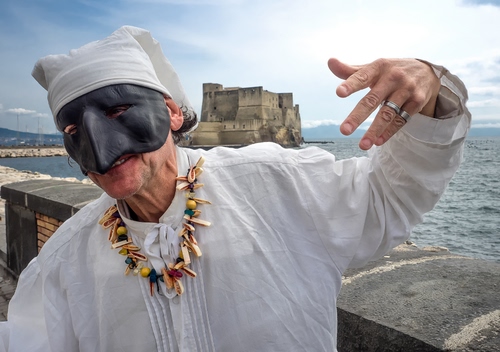 Immagine con castello, maschera, collana, pulcinella, mare, napoli, carnevale