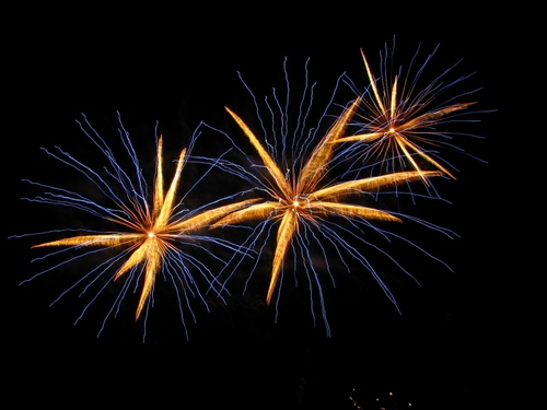 Immagine con fuochi, artificio, giallo, blu, notte, stelle, artificiali, tre, nero, sparo, luce