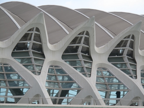 Immagine con architettura, finestre, vetri, bianco, geometrie, vetro, moderno, tetto, moderna, struttura, ringhiera, cemento, ferro