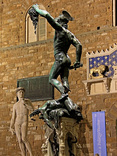 Immagine con statue, leone, palazzo, marmo, firenze, bronzo, sculture, spada, finestra, perseo, david, gigli, finestre, medusa, arte, stemma, testa, facciata, scultura, statua, mattoni, arco