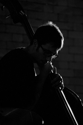 Immagine con musicista, bianconero, controluce, occhiali, mani, contrabbasso, suonare, musica, strumento, violoncello