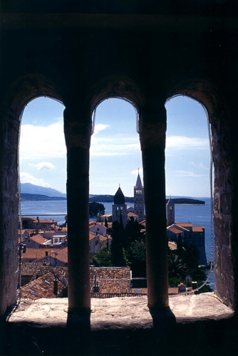 Immagine con campanili, trifora, mare, panorama, colonne, finestra, archi, controluce