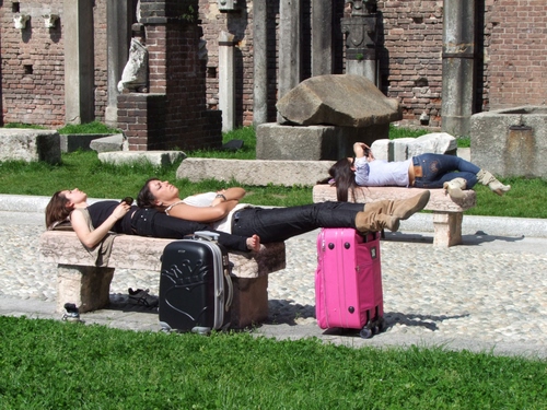 Immagine con valigie, panchine, ragazze, rosa, verde, donne, dormire, ruderi, panchina, trolley, erba, colonne, valige, sdraiate, riposo, nero, riposare, pietre, tre, prato, rovine