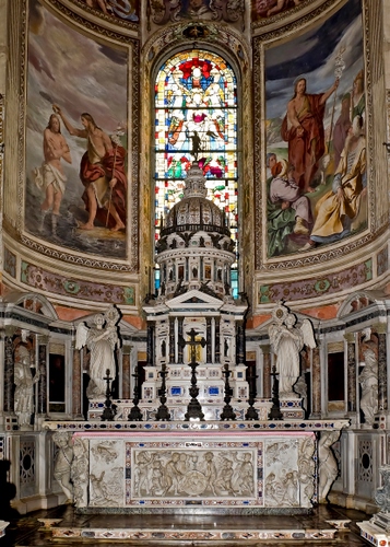 Immagine con altare, vetrata, croce, affreschi, statue, chiesa, marmo, angeli, cupola, bassorilievo, tabernacolo, interno