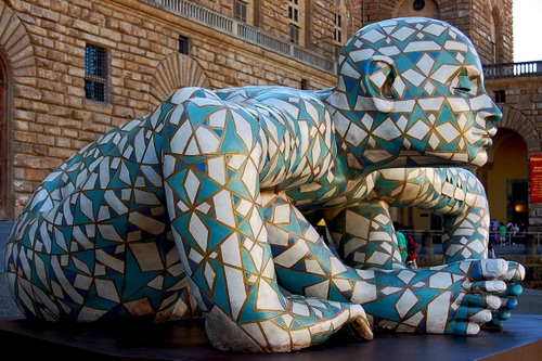 Immagine con statua, finestre, palazzo, scultura, bianco, azzurro, piedi, moderno, testa, braccia, geometrie, profilo, persone, arte, archi, mattoni, viso, naso