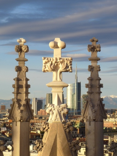 Immagine con guglie, croce, nuvole, grattacieli, grattacielo, croci, montagne, cielo, tre