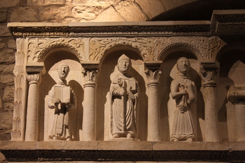 Immagine con colonne, statue, tre, capitelli, archi, santi, sculture, bastone, turibolo, libro, chiesa