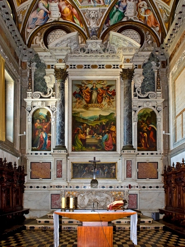 Immagine con altare, chiesa, colonne, dipinti, croce, affreschi, candele, archi, libro, quadro, candela, quadri, affresco, soffitto, tovaglia, gradini, vangelo, interno, finestre, ceri