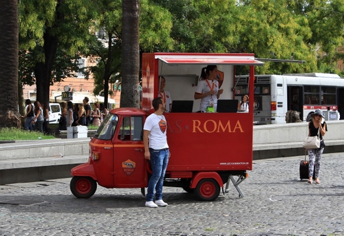 Immagine con rosso, alberi, ape, roma, persone, verde, strada, ruote, bus, borsa, furgoncino, valigia, veicolo