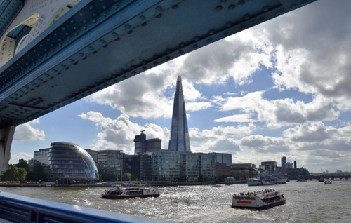 Immagine con ponte, nuvole, cielo, grattacielo, acqua, città, fiume, palazzi, mare, battelli, barche, piramide, vetro, architettura, imbarcazione