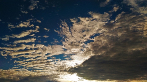 Immagine con cielo, nuvole, controluce, blu, sole, azzurro, tramonto, bianco