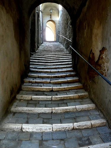 Immagine con vicolo, scala, gradini, archi, arco, corrimano, scalini, scalinata, lampione, scale