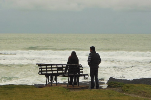 Immagine con mare, panchina, onde, persone, coppia, due, spiaggia, schiuma