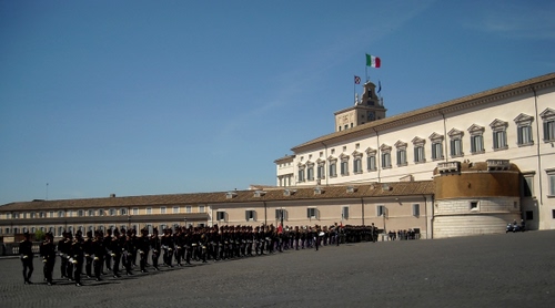 Immagine con palazzo, cielo, finestre, piazza, bandiere, bandiera, militari, soldati, quirinale, torre, azzurro, esercito, torrione, fila, roma, parata, militare, piazzale