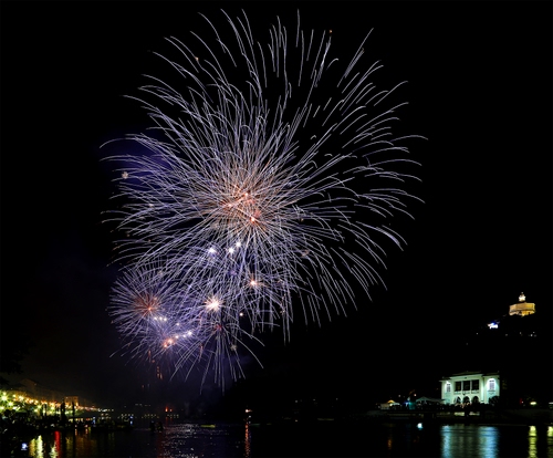 Immagine con fuochi, notte, notturno, luci, artificio, fiume, festa, colori, fuoco, riflessi