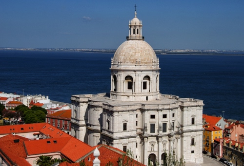 Immagine con mare, cupola, chiesa, tetti, acqua, bianco, rosso